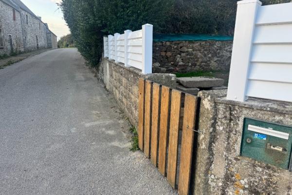 réalisation d'une clôture PVC sur muret