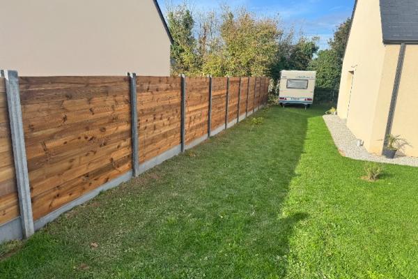 réalisation d'un clôture mixte, bois/béton 