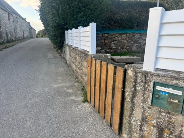 réalisation d'une clôture PVC sur muret