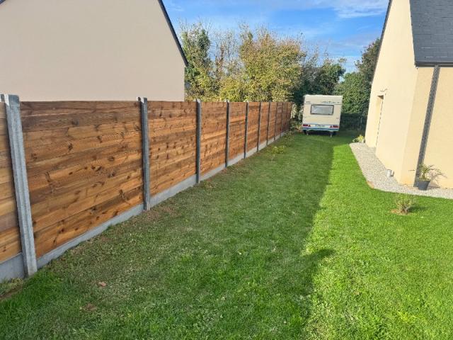 réalisation d'un clôture mixte, bois/béton 